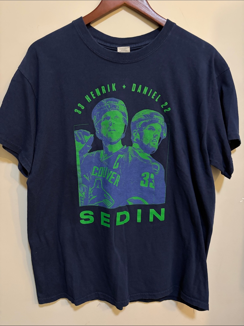 Vancouver Canucks Sedin Twins Henrik #33 Daniel #22 NHL T-Shirt Men’s XL